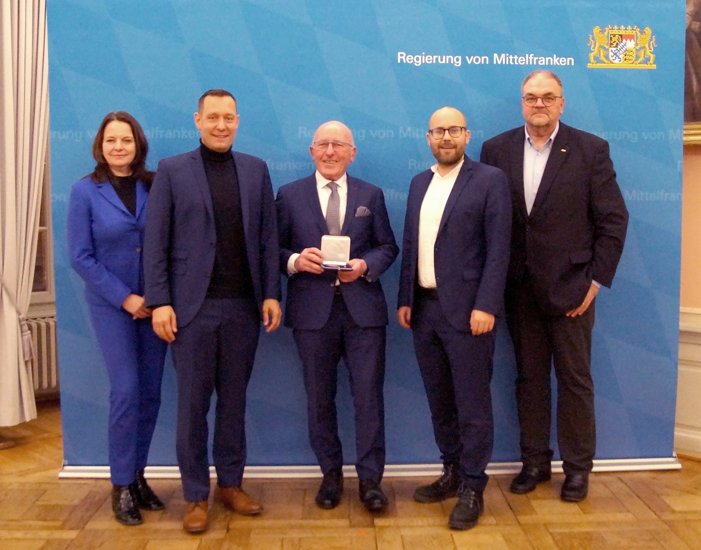 Nach der Verleihung der Kommunalen Verdienstmedaille (v.l.): Regierungspräsidentin Dr. Kerstin Engelhardt-Blum, Landrat Armin Kroder (Nürnberger Land), Geehrter Karl-Heinz Herrmann (Lauf), Felix Locke MdL (Lauf) und Bezirksrat Markus Lüling (Lauf).