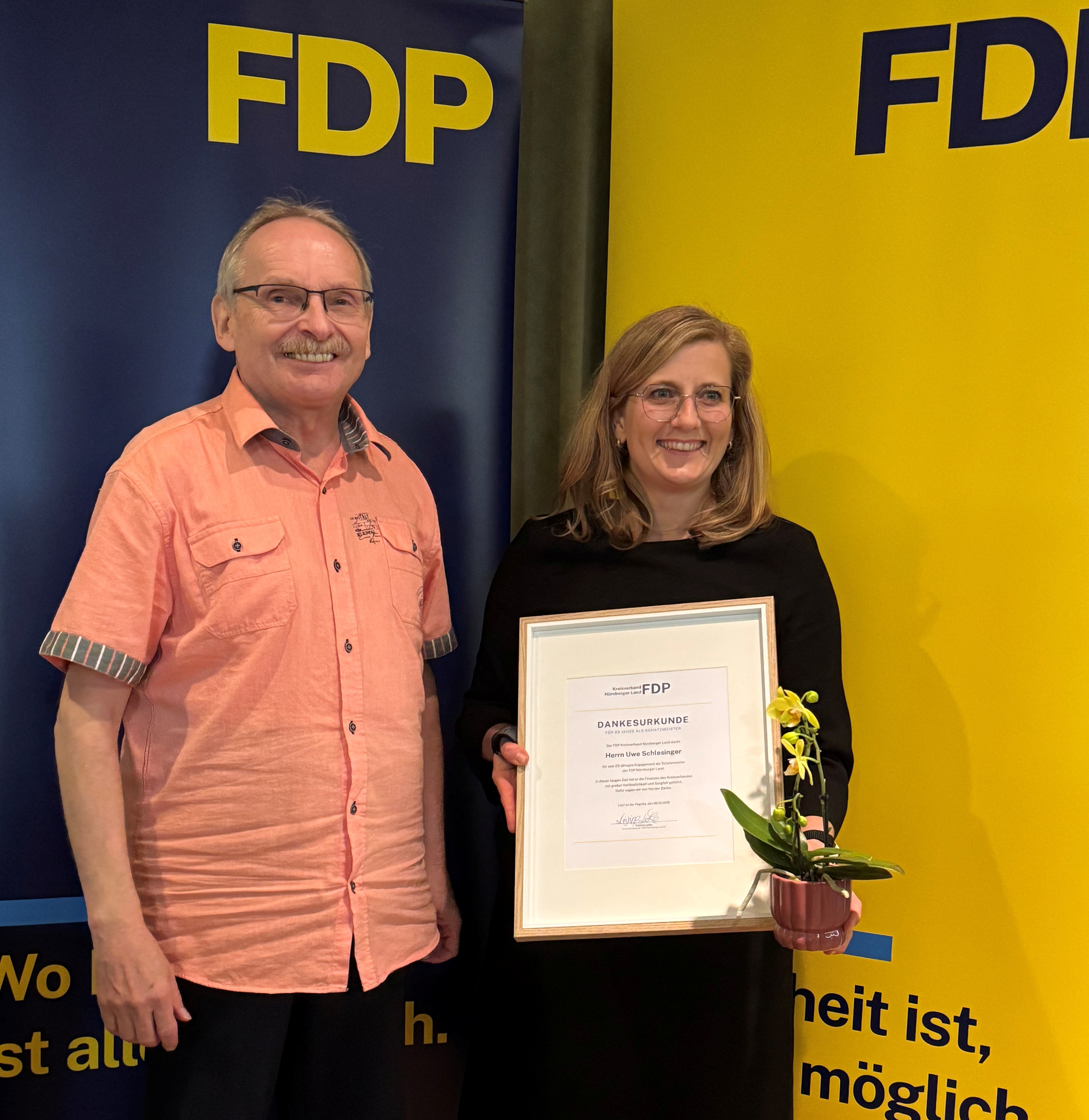 Ein besonderer Dank der alten und neuen Kreisvorsitzenden Kristine Lütke galt Uwe Schlesinger aus Schwarzenbruck, der nach 23 Jahren hervorragender Arbeit als Schatzmeister nicht erneut kandidiert hatte (Foto: FDP Nürnberger Land).