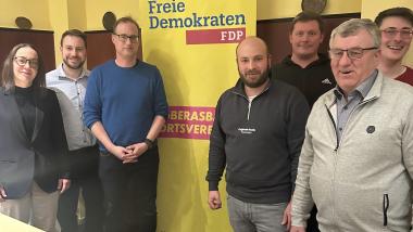 Von links: Birgit Wegner, Bezirksvorsitzende, Danny Hörig, Stellvertretender Ortsvorsitzender, Dr. Oliver Steiner, Ortsvorsitzender, Georg Peter, Stellvertretender Ortsvorsitzender, Alexander Germann, Schriftführer, Thomas Peter, Stadtratsmitglied, Daniel Bayer, Bundestagskandidat